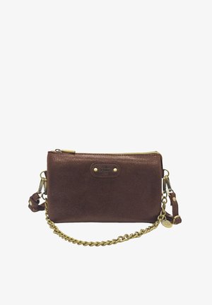 Pochette en cuir marron avec un éclat métallique, quincaillerie dorée et une chaîne tressée. Dispose d'une fermeture éclair et d'un patch logo à l'avant.