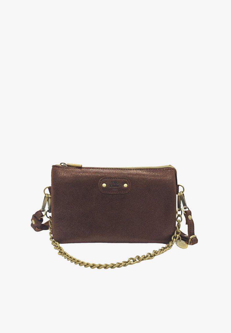 Pochette en cuir marron avec un éclat métallique, quincaillerie dorée et une chaîne tressée. Dispose d'une fermeture éclair et d'un patch logo à l'avant.