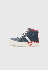 Høye sneakers i blå denim med hvit gummisåle. Har røde detaljer og et stjernedesign på hælen. Hvite lisser og sømmer.