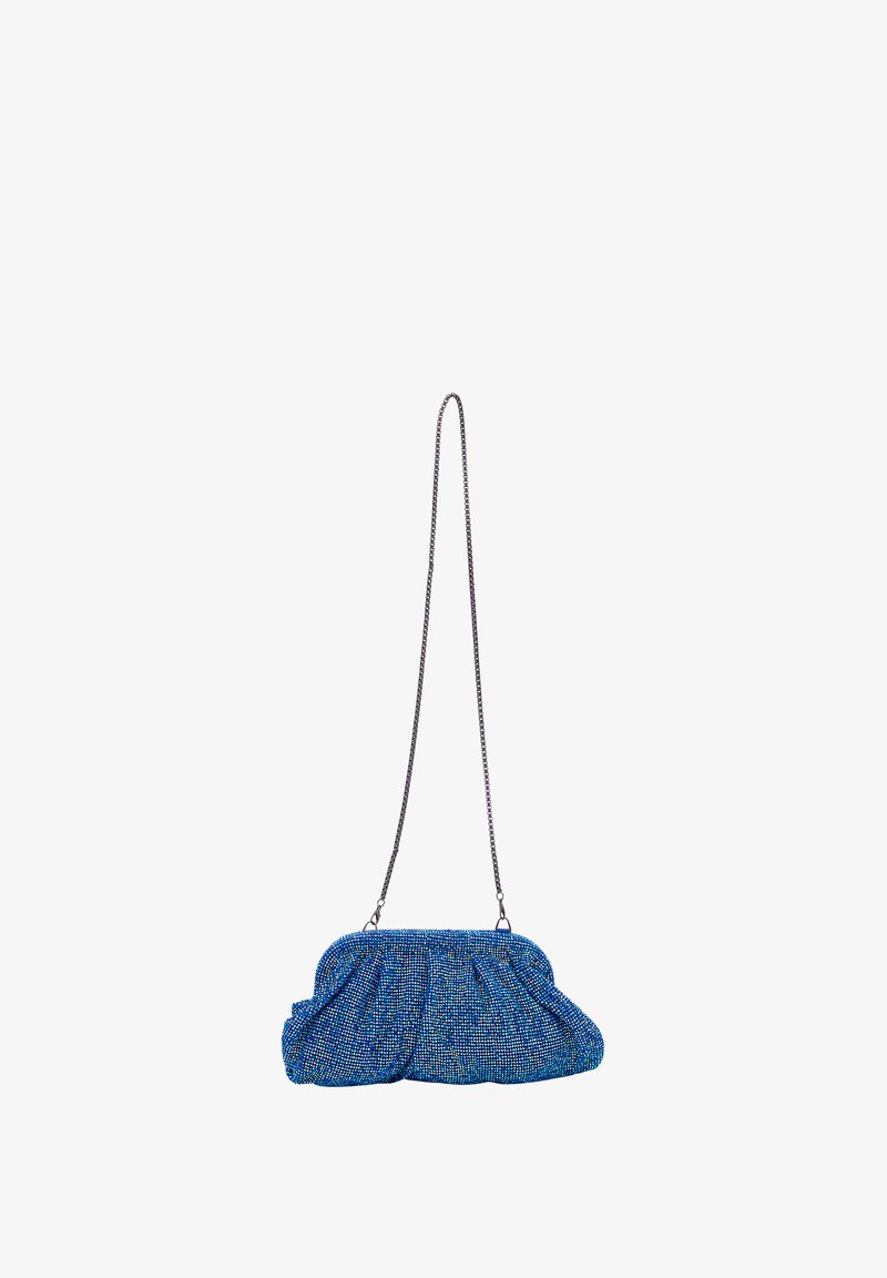 Modrá kabelka s korálky, skládáním, řetízkovým popruhem a zaobleným tvarem. Povrch má texturovaný, třpytící se finiš.