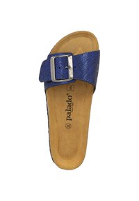 Niebieskie klapki z wzorem, z teksturowanym paskiem i srebrną klamrą. Korek w podeszwie dla komfortu. Nazwa marki "Palado" widoczna na podeszwie.