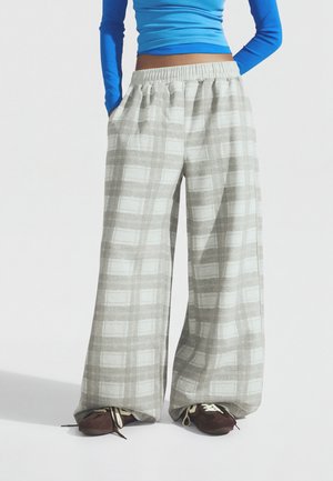 Bershka, CHECKED WIDE-LEG JOGGING TROUSERS WITH PIPING - Pantalon de survêtement - dark grey