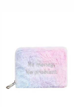 Portafoglio in pelliccia sintetica con gradiente pastello rosa e blu, con testo argentato "No money, No problem" sulla parte anteriore e una zip argentata.