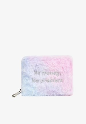 Portafoglio in pelliccia sintetica con gradiente pastello rosa e blu, con testo argentato "No money, No problem" sulla parte anteriore e una zip argentata.