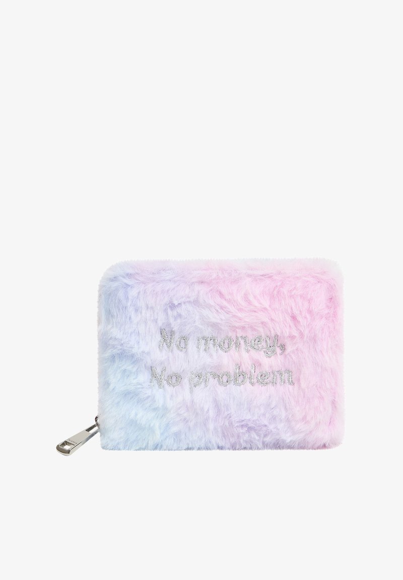 Portafoglio in pelliccia sintetica con gradiente pastello rosa e blu, con testo argentato "No money, No problem" sulla parte anteriore e una zip argentata.