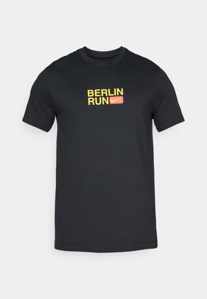 Schwarzes Baumwoll-T-Shirt mit gelbem "BERLIN"-Text und rotem "RUN"-Text sowie einem Nike-Swoosh-Logo in der Mitte, kurzen Ärmeln und Rundhalsausschnitt.