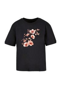 Schwarzes Baumwoll-T-Shirt mit floralem Druck in sanften Rosatönen und Grüntönen, kurzen Ärmeln und klassischem Rundhalsausschnitt.