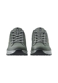 Grüne Wanderschuhe verfügen über ein strukturiertes Lederobermaterial, graue Schnürsenkel und eine schwarze Zuglasche. Die Sohle ist schwarz und hat ein robustes Profil.