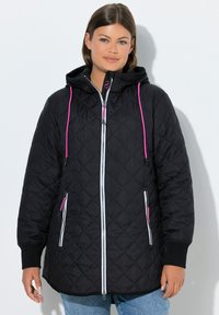 Giacca nera trapuntata con chiusura frontale con cerniera, cappuccio e coulisse rosa a contrasto. Presenta due tasche laterali con cerniera e polsini a coste.