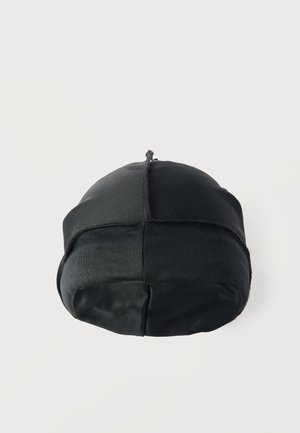 Czarna dziana czapka z widocznymi szwami i konstrukcją panelową, widziana z góry na jasnoszarym tle.