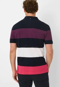 Kurzarm-Polohemd mit horizontalen Streifen in Marineblau, Burgunder, Weiß und Pink. Aus Baumwolle mit klassischem Kragen und Seitenschlitzen.