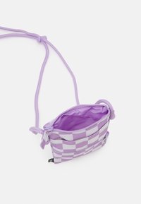 Piccolo borsetta a tracolla con motivo a scacchi viola e bianco, apertura superiore con zip, tasca frontale con zip e tracolla regolabile in corda viola.