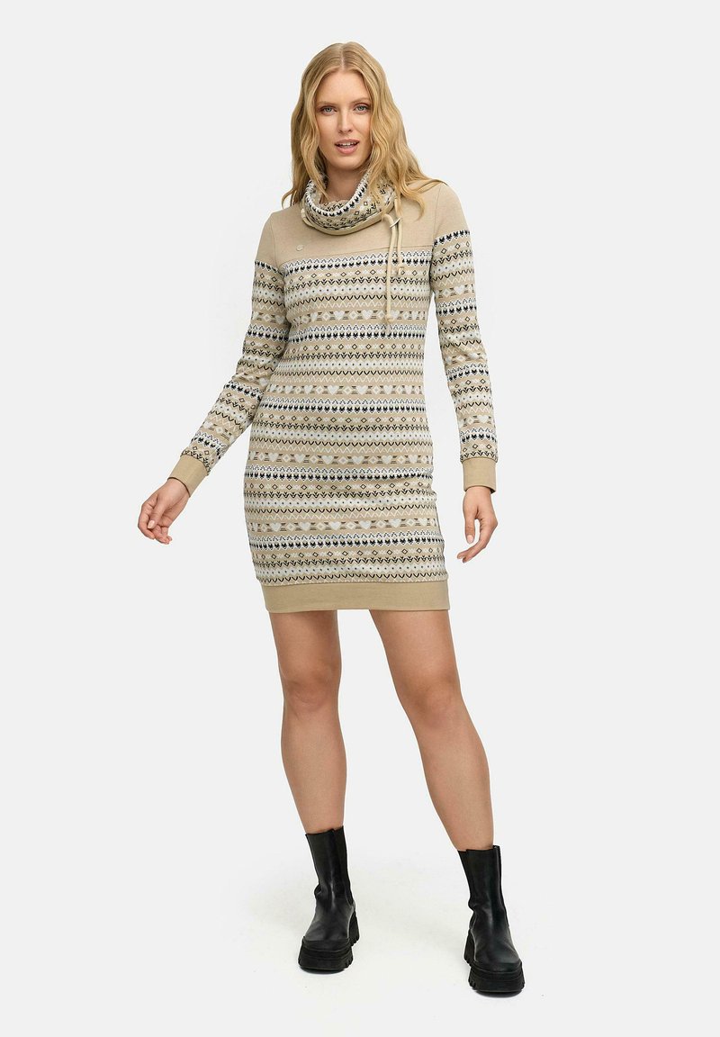 Robe en tricot avec un col drapé, couleur beige, motifs géométriques en bleu marine et blanc, silhouette ajustée et manches longues avec poignets côtelés.