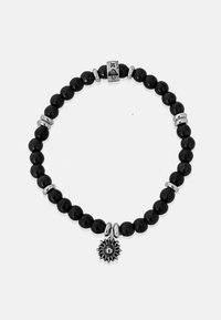 Pulseira de contas pretas com espaçadores em prata alternados e um pendente com um charme de sol. As contas são redondas, lisas e uniformes em tamanho.