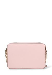 Borsa a tracolla rettangolare rosa in materiale sintetico testurizzato. Presenta una tracolla a catena dorata e un design minimalista con bordi cuciti.