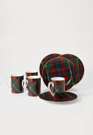 Set od četiri šalice i odgovarajućih tanjurića s tartan uzorkom u crvenoj, zelenoj i plavoj boji te zlatnim obrubom na bijeloj pozadini.