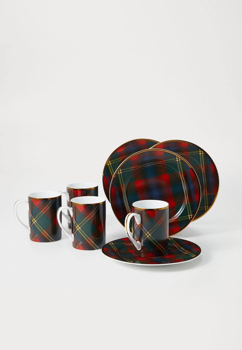 Set di quattro tazze da tè e piatti abbinati con motivo tartan rosso, verde e blu e rifiniture dorate su sfondo bianco.