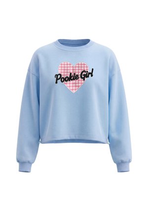 Lichtblauwe cropped trui met lange mouwen, geribde boorden en een roze geruit hart op de voorkant met de tekst "Pookie Girl" in zwarte letterschrift.