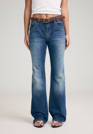 Stradivarius, STRADIVARIUS - Zvonové džínsy - dyed denim