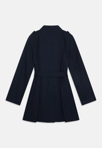 Manteau long bleu marine au design ajusté, avec des détails de boutons sur les épaules et une ceinture à la taille. Il dispose de manches longues et d'un ourlet évasé.