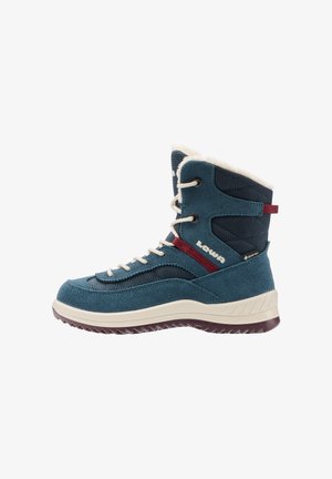 Stivale invernale mid-cut in suede blu con fodera in pelliccia sintetica beige, lacci bianchi e suola in gomma texturizzata. Presenta dettagli rossi e etichetta impermeabile.