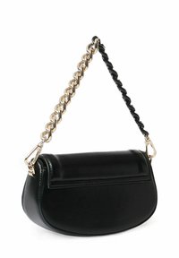 Borsa a mano in pelle nera con forma curva, dotata di una tracolla intrecciata nera e dorata, e un pannello frontale piatto e strutturato.
