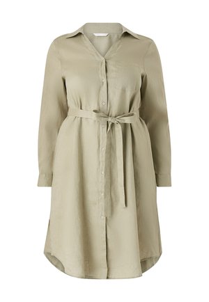 Olijfgroene, lange mouw jurkshirt van lichtgewicht stof. Bevat een knoopsluiting aan de voorkant, een borstzak en een strikceintuur in de taille.