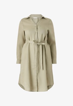 Olivengrønt skjortekjole med lange ærmer lavet af letvægtsstof. Har knaplukning fortil, en brystlomme og en bindebælte i taljen.