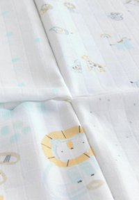 Baumwollstoff mit einem zarten Muster von Tierillustrationen, darunter ein Löwe, eine Giraffe und ein Hund, in sanften Pastellfarben auf einem weißen Hintergrund.