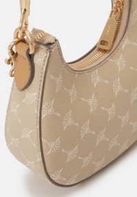 Borsa a mano in pelle beige con un sottile motivo floreale, hardware della cerniera dorata e una forma arrotondata con un bordo a contrasto.