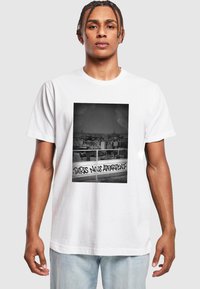 Mister Tee PARIS NOUS APPARTIENT TEE - Marškinėliai su spaudiniu - white