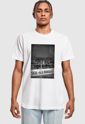 Mister Tee PARIS NOUS APPARTIENT TEE - Printtipaita - white
