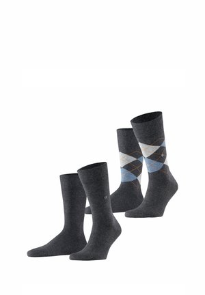 Vier Paar Socken: zwei einfarbige dunkelgraue Paare und zwei gemusterte Argyle-Paare in Grau, Blau und Weiß mit einem Akzent in Orange in Form eines Rhombus.