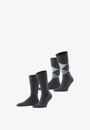 Cztery pary skarpetek: dwie jednolite, ciemnoszare pary oraz dwie pary w wzór argyle w odcieniach szarości, niebieskim i białym, z akcentującym pomarańczowym diamentem.