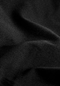 Tela negra con una textura suave, que presenta un ligero brillo y caídas suaves. La superficie parece estar finamente tejida, sin patrones visibles.