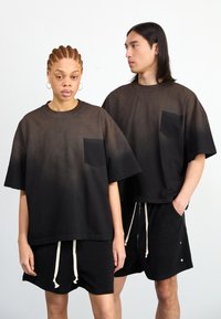 Juodos medvilnės t-shirt marškiniai su gradientiniu atspalviu, trumpomis rankovėmis ir krūtinės kišenėmis. Poruojami su juodais šortais, pasižyminčiais virvutėmis ir šoninėmis kišenėmis.