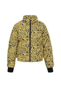 Žlutá pufovaná bunda s leopardím potiskem, vysokým límcem, zipem vpředu a černými pletenými manžetami. Prošívaná textura a výrazné zvířecí vzory po celé ploše.