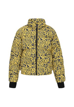 Keltainen leopardikuosiseltainen toppatakki, jossa on korkea kaulus, vetoketjusuljenta ja mustat neulotut hihansuut. Tikkaukset ja rohkeat eläinkuosat kauttaaltaan.