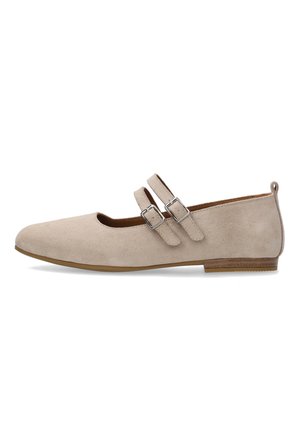 Beiger Wildleder-Flachschuh mit spitzer Zehenpartie, zwei verstellbaren Schnallenriemen, niedrigem Holzabsatz und Zuglasche hinten.