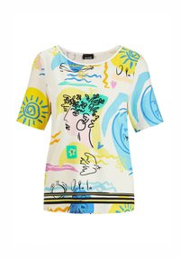 Korte mouwen, crèmekleurig T-shirt met abstracte patronen in blauw, geel en roze, met een ronde halslijn en zwarte accenten aan de onderkant.