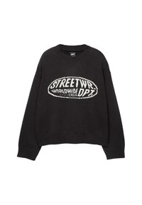 Sort strikjakke med rund hals, prydet med et hvidt grafisk tryk "STREETWR WLDWD PTZ CREW" i oval form hen over fronten.