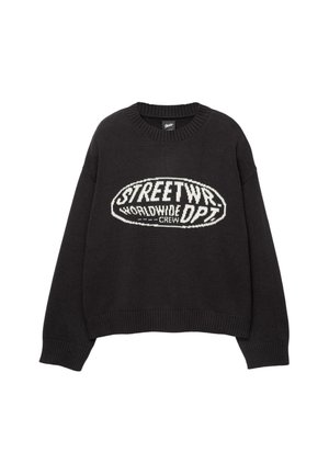 Pulover negru din tricot cu guler clasic, având un print grafic alb "STREETWR WLDWD PTZ CREW" în formă ovală pe partea din față.