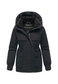 Zwarte waterdichte parka-jack met een capuchon, ritssluiting aan de voorkant, elastische taille en twee zakken met kleppen aan de voorkant. Zacht interieur met voering.