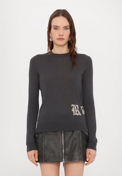 Pull noir en tissu doux, doté de manches longues et d'un col rond, avec un détail de lettres gris clair contrastant au niveau de l'ourlet.