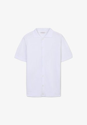 Polo a maniche corte bianco realizzato in tessuto morbido, caratterizzato da un fronte con bottoni e colletto. Design semplice senza motivi o accenti.