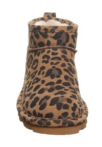 Leopard-P print Ankle-Boot aus weichem Wildleder mit abgerundeter Zehe, gesteppten Akzenten und einer strukturierten Gummisohle. Mit einer Schlaufe zum einfachen Anziehen.