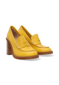 Gule læder loafers med hævet hæl, prydet med en syet design og en dekorativ rem henover forsiden. Træmasse accent på hælen.