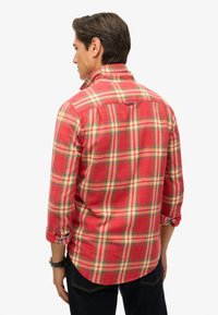 Rood geruit overhemd met groene en gele accenten, voorzien van een button-down kraag en lange mouwen, gemaakt van zachte stof met een comfortabele pasvorm.