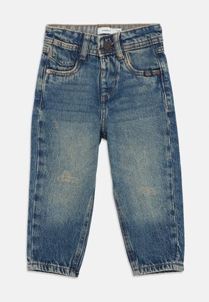 Blå denimbukser med en avslappet passform, med falmede lapper, fem-lommers design og en brun sømdetalj rundt midjen.