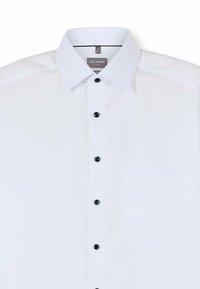 Weißes Hemd mit strukturiertem Kragen, blauen Knöpfen und Brusttasche. Glattes Material und minimale Markenkennzeichnung auf dem Etikett.